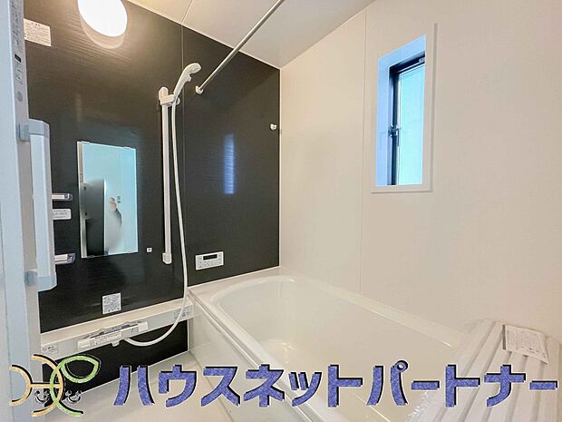 高級感溢れるカラーと大きさ・柔らかな曲線で構成された半身浴も楽しめるバスタブが心地よさをもたらします。窓もあるので換気もしっかりできますね。