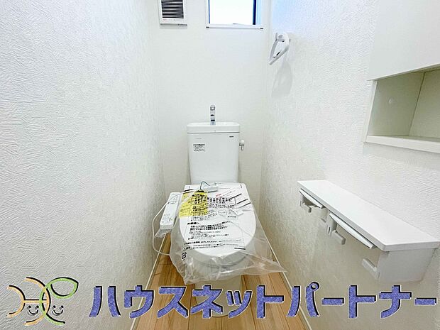 小窓を設置する事により明るく、通気性の良いトイレとなっております。中はゆとりのある大きさを確保しておりますので、ゆったりとお使い頂けます。 