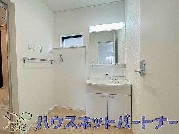 洗面室のある脱衣所は広々。脱いだお洋服をそのままお洗濯。