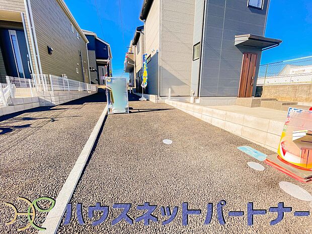 駐車場がある戸建を持つ最大のメリットは、駐車場代金を支払い続ける必要がないことです。賃貸住宅に住んでいる方が、戸建の購入を考えるきっかけに挙げることが多いようです。