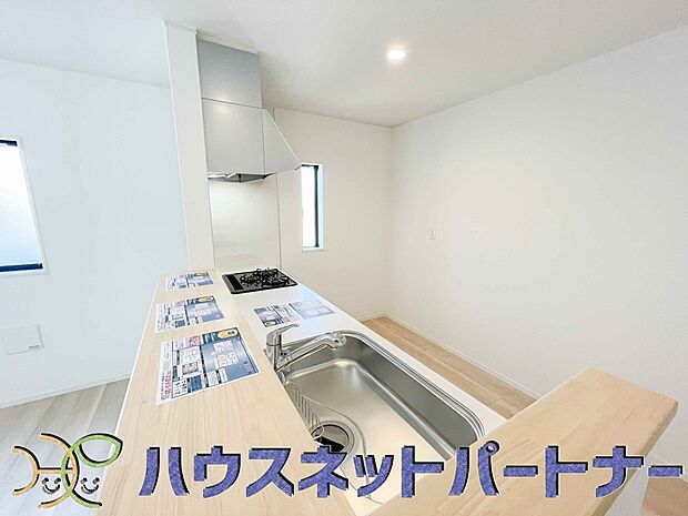 人工大理石のワークトップやシンクは、水を流しただけできれいになったように見えます。白いキッチンは明るく清潔感があり、とっても素敵です。