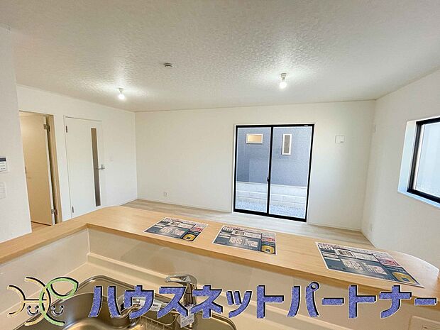 キッチン吊戸棚を無くす事によって、コミュニケーションを重視した設計に致しました。区画によって変わる一体感を、実際にご覧になって頂けましたらと思います。
