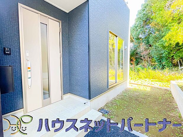 玄関の扉を開けるとそこは家族の待つお家。笑い声が聞こえてきそう。