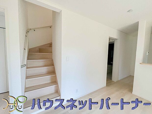 階を移動する際にリビングを通る、リビングイン階段。自然なかたちで家族が集まるため、お子様の個室が1階や3階にある場合でも、毎日の挨拶や会話が増えやすくなります。