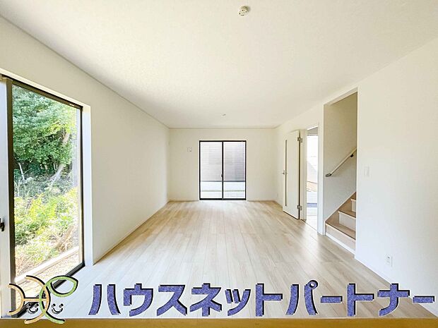 太陽の光が照らす明るいリビングは、開放感があり通風・採光に優れ、心地よい光と風が舞い込んできます。心休まるリビングは何よりも快適な時間を過ごせます。