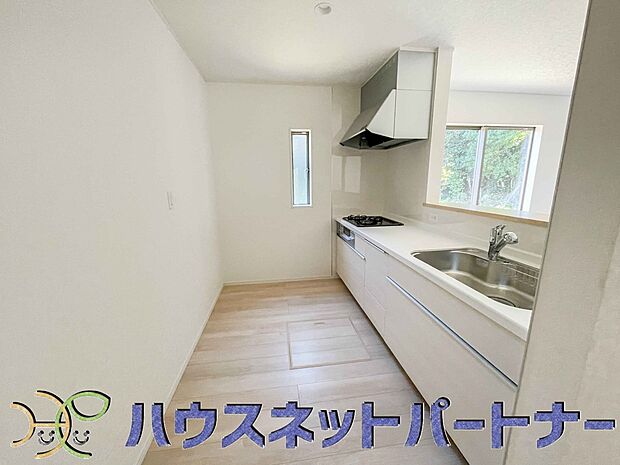 カウンターキッチンは広くて収納力もあるので、快適に料理をすることができます。食器や炊事用具を手の届くところに配置しやすいため調理もスピーディーです。