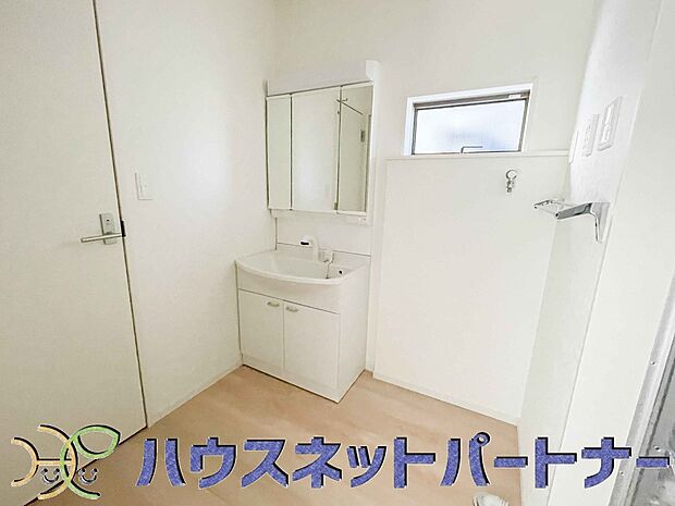 洗面室のある脱衣所は広々。脱いだお洋服をそのままお洗濯。