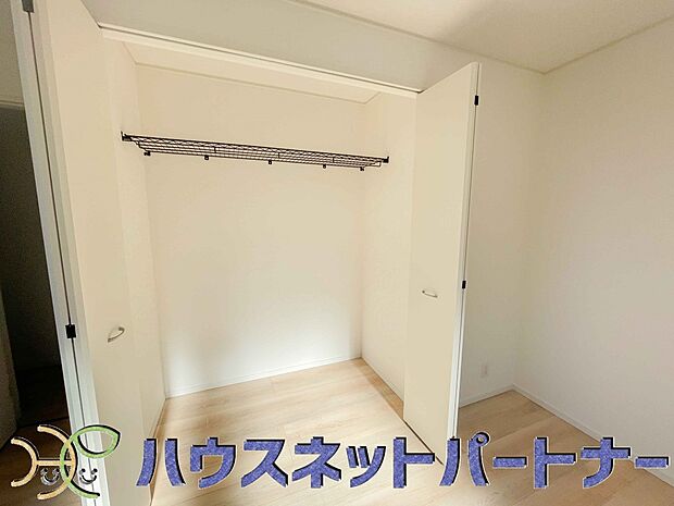 壁面クローゼットのメリットは、衣類が横一列に並ぶためひと目で洋服が選びやすいこと。衣類をたくさんお持ちの方も、限られたスペース内に無理なく収納することができます。