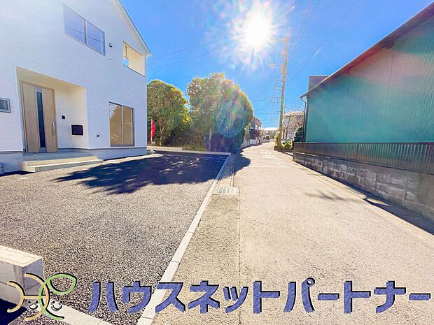 前面道路でお車を駐車するのも楽々。