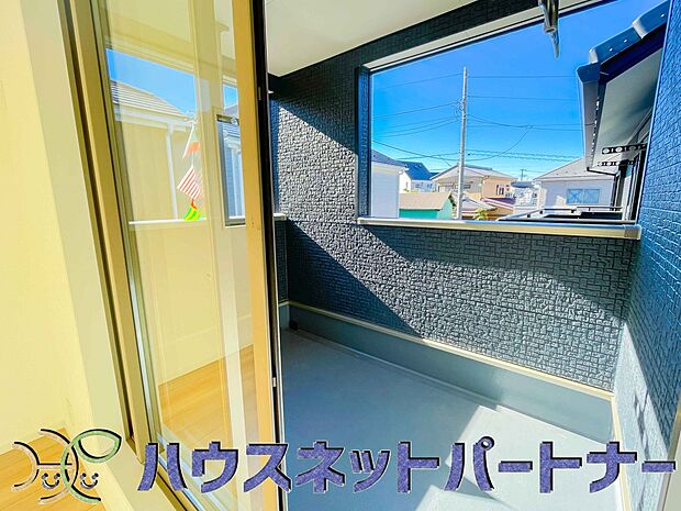 バルコニーから差し込む陽光・通風は、住環境・快適性と共に有り続ける貴重な「財産」です。この新築戸建に住まう事で手に入れるものは、きっと日常にとっても貴重な存在となるはずです。
