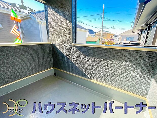 インナーバルコニーの一番のメリットは、雨が降っても使えるという事です。通常、インナーバルコニーは、上の屋根が掛かっていますので雨に濡れることがほとんどありません。