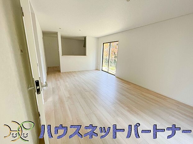 キッチンカウンターがあると配膳が楽なことがメリットの一つ。後片付けをするときも、ダイニングテーブルからあまり動かずに流し台へ運ぶことができるので便利です♪