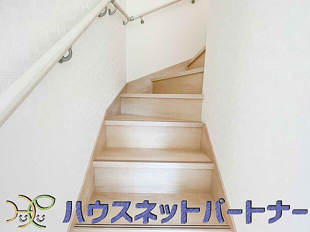 手すりがないと階段の昇り降りで危険なことはもちろん、壁に手をつきながら歩くことで壁紙が汚れやすくなります。すべての方に安心して昇り降りしていただくため、手すりを設置しました。
