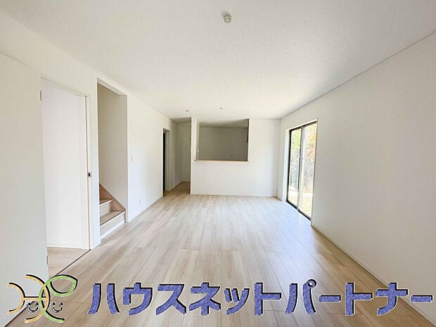 リビングは、食事スペースと寛げる場所設けてもまだ余裕の広さ。明るい光が照らしてくれます。