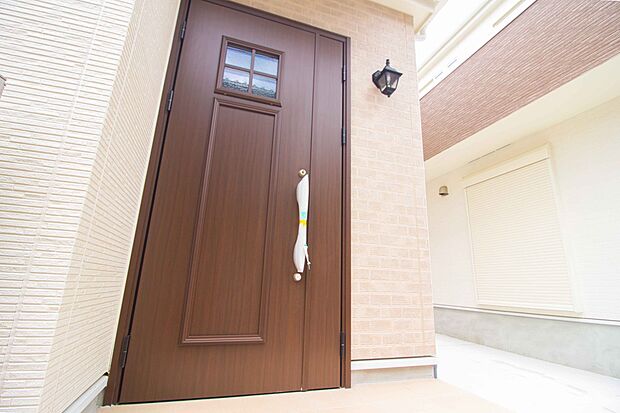 お客様も迎える玄関は高級感のある造りです。