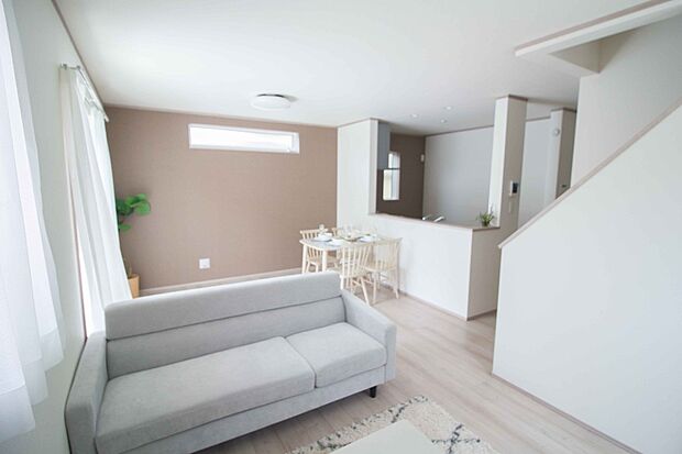 整然とした空間演出、快適な理想の暮らしの実現は家のみの拘りではなく、そこで暮らす方々にとって素敵な環境であることも挙げられると思います。四季折々の変化が奏でる鼓動を楽しんで下さい。