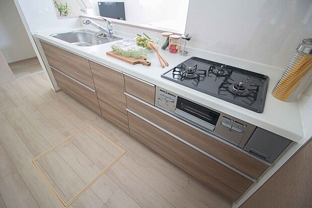 三口コンロで料理の幅を拡げてくれる使いやすいシステムキッチンを採用。洗い場も大きいので野菜や食器を洗ったりする際にも捗り、奥様の強い味方となってくれるはずです。