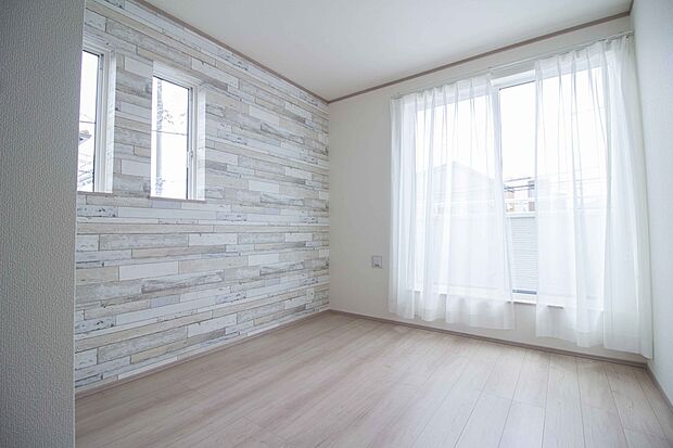 ベッドを置いて主寝室をイメージ。それでも広々してますね。