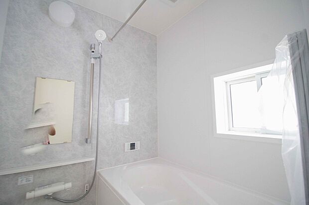 清潔を基調とした浴室は家族と一緒にお風呂に入れる広さです。楽しく癒しの一時を・・。