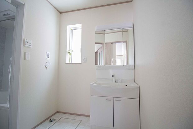 洗面室のある脱衣所は広々。脱いだお洋服をそのままお洗濯。