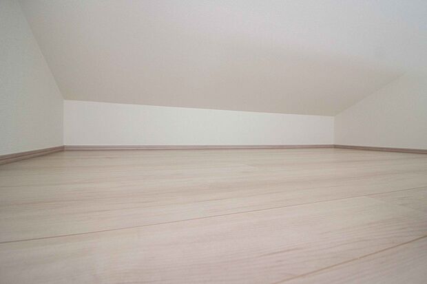 こんな小屋裏収納が欲しかった〜と、誰もが憧れの収納で、お部屋をすっきりと片付けてくれます。