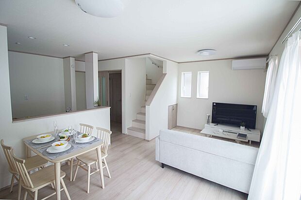 リビングは、食事スペースと寛げる場所設けてもまだ余裕の広さ。明るい光が照らしてくれます。