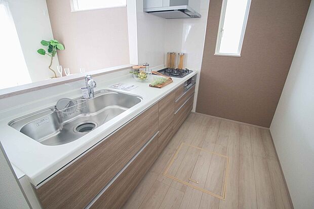 木目調のキッチンは落ち着いた雰囲気で収納もたくさん。嬉しい食洗器付です。汚れも目立ちません。