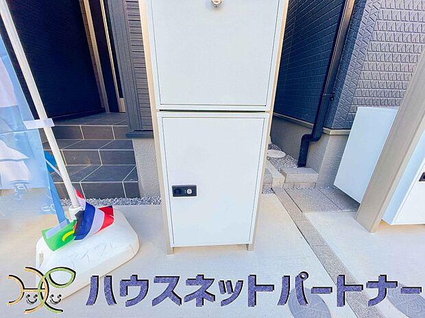 宅配ボックス。好きな時間にいつでも荷物を受取れるため、到着時間を気にして自宅で待機したり、再配達の連絡をする手間がかかりません。共働きなど不在が多い方、ネット通販の利用が多い方に大変便利。