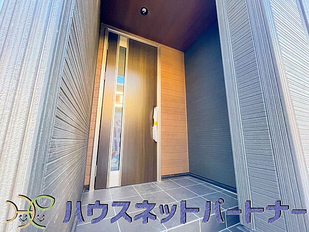 玄関前に季節のお花を置いて可愛く演出してみてはいかがですか。楽しいお家造りが待っています。