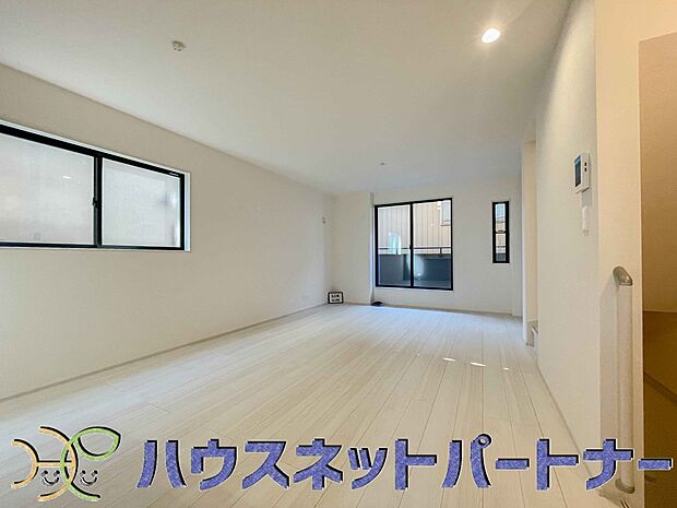 太陽の光が照らす明るいリビングは、開放感があり通風・採光に優れ、心地よい光と風が舞い込んできます。心休まるリビングは何よりも快適な時間を過ごせます。