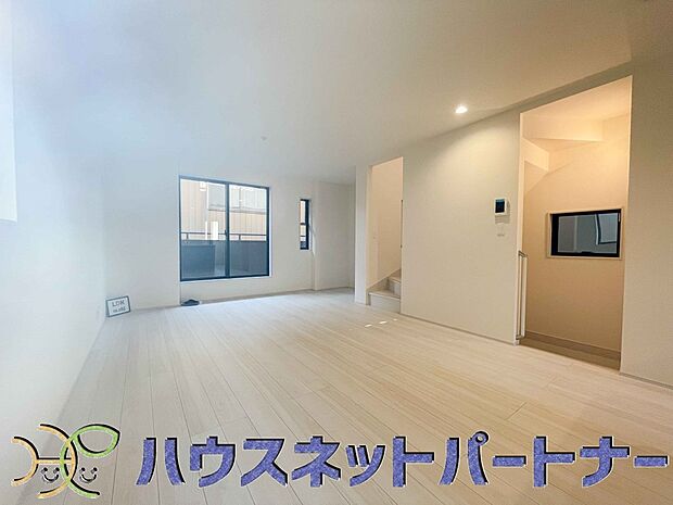 階を移動する際にリビングを通る、リビングイン階段。自然なかたちで家族が集まるため、お子様の個室が1階や3階にある場合でも、毎日の挨拶や会話が増えやすくなります。