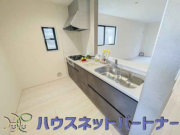 カウンターキッチンは広くて収納力もあるので、快適に料理をすることができます。食器や炊事用具を手の届くところに配置しやすいため調理もスピーディーです。