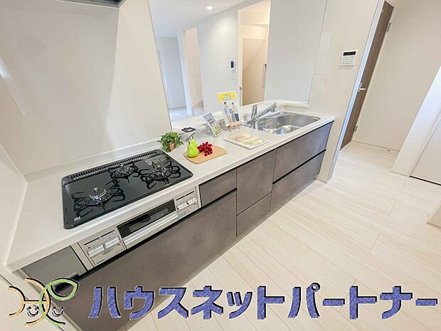 三口コンロで料理の幅を拡げてくれる使いやすいシステムキッチンを採用。洗い場も大きいので野菜や食器を洗ったりする際にも捗り、奥様の強い味方となってくれるはずです。