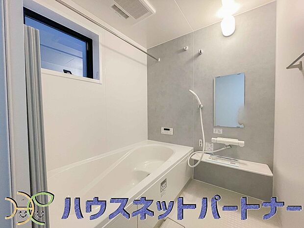 冬場にはヒヤッとしないように暖房機能、梅雨の時期には乾燥等、機能的で清潔感溢れる浴室。快適・清潔な空間で心も体もオフになる時間を楽しむことが可能です。