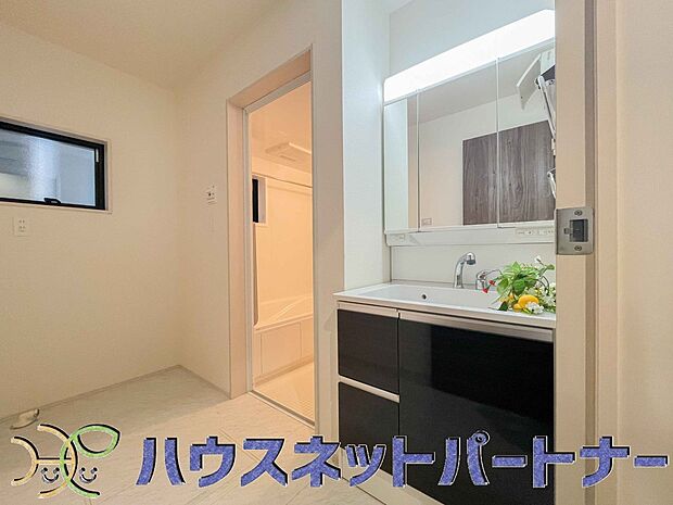 十分な大きさの洗面台は、身だしなみチェックや歯磨きなど、朝の慌ただしい時間でもホテルライクなスペースで余裕とゆとりを感じて頂けます。