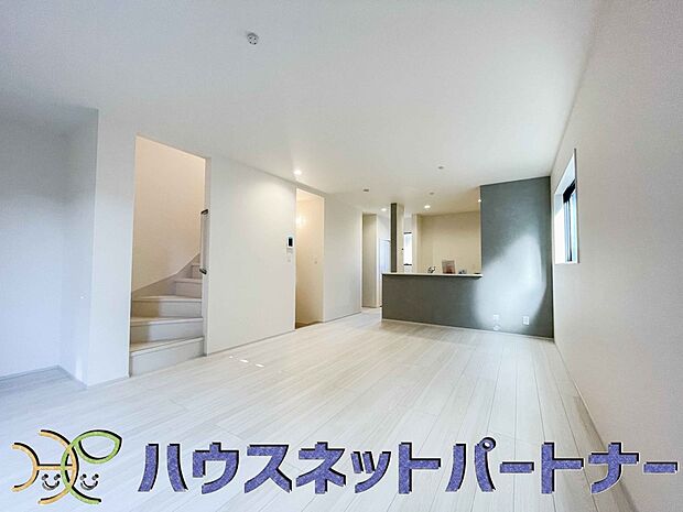 リビングは、食事スペースと寛げる場所設けてもまだ余裕の広さ。明るい光が照らしてくれます。