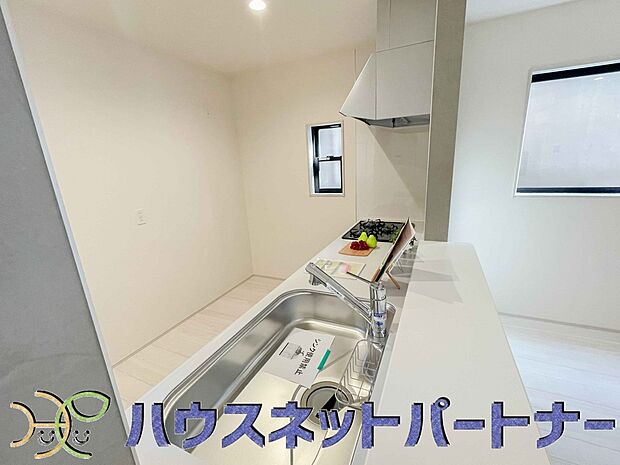 人工大理石のワークトップやシンクは、水を流しただけできれいになったように見えます。白いキッチンは明るく清潔感があり、とっても素敵です。