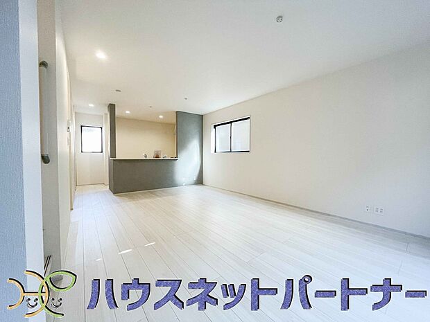 明るく開放的なダイニング。家族とのコミュニケーションが取りやすく、みんなの笑顔が溢れます