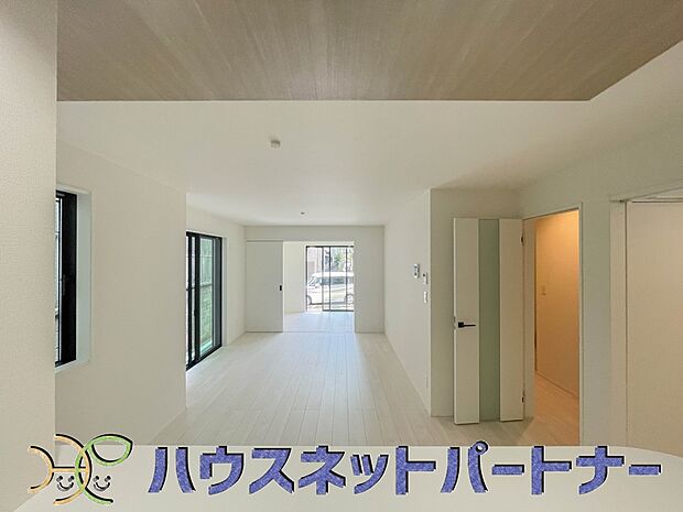 インテリアショップで見掛けた「あの家具」も置ける、ゆったりとした空間。時に広さが上質な寛ぎの時間になる事も。