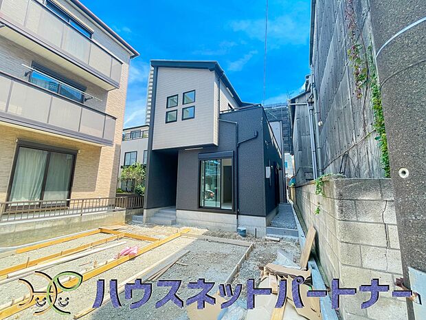 上質感漂う玄関へのアプローチ。居住者の帰り、訪れる方を優しく迎える・安らぎに満ちた生活空間を予感させる。健やかな暮らしを楽しめそう。