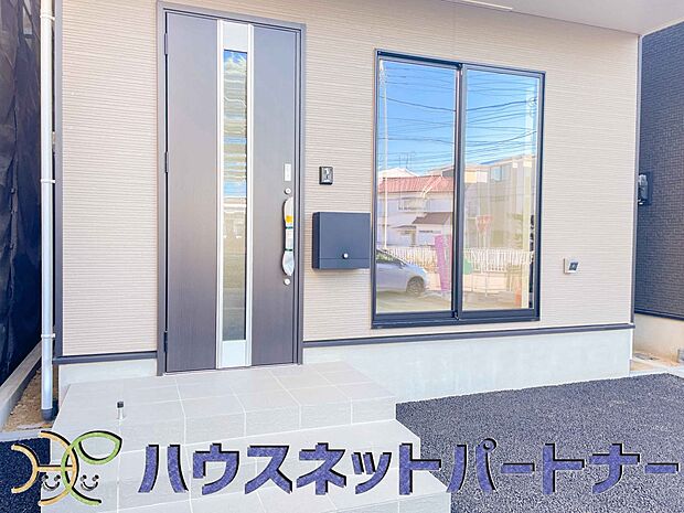 玄関の扉を開けるとそこは家族の待つお家。笑い声が聞こえてきそう。