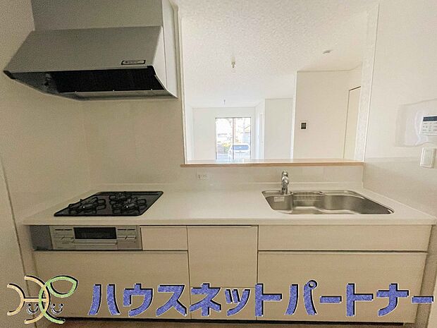 キッチン吊戸棚を無くす事によって、コミュニケーションを重視した設計に致しました。区画によって変わる一体感を、実際にご覧になって頂けましたらと思います。