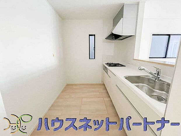 カウンターキッチンは広くて収納力もあるので、快適に料理をすることができます。食器や炊事用具を手の届くところに配置しやすいため調理もスピーディーです。