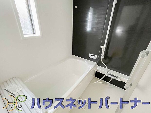 明るい作りの浴室は心も体もリフレッシュさせてくれます。窓もあるので湿気を外へ逃がすことも出来ます。