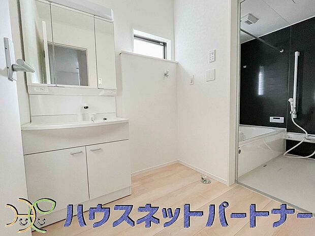 明るい清潔感のある洗面所は、鏡も大きくシンクが広々。朝の支度も楽にこなせます。