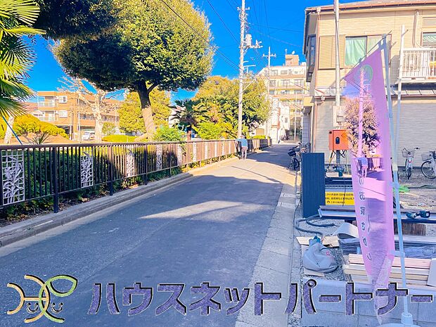 前面道路でお車を駐車するのも楽々。