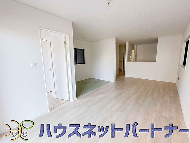 リビングは、食事スペースと寛げる場所設けてもまだ余裕の広さ。明るい光が照らしてくれます。