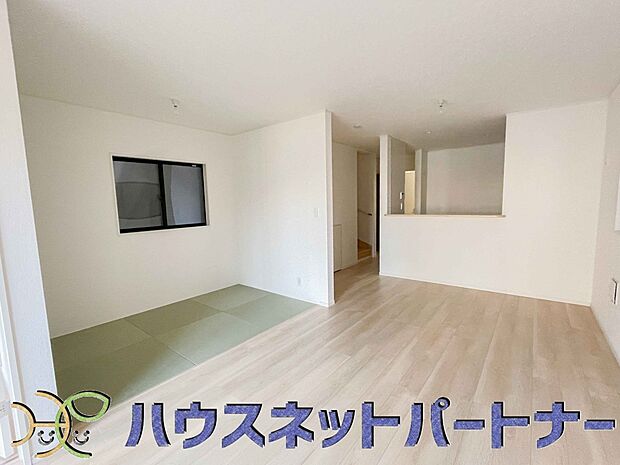 キッチンカウンターがあると配膳が楽なことがメリットの一つ。後片付けをするときも、ダイニングテーブルからあまり動かずに流し台へ運ぶことができるので便利です♪