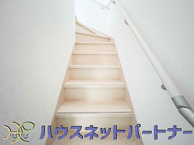 手すりがないと階段の昇り降りで危険なことはもちろん、壁に手をつきながら歩くことで壁紙が汚れやすくなります。すべての方に安心して昇り降りしていただくため、手すりを設置しました。