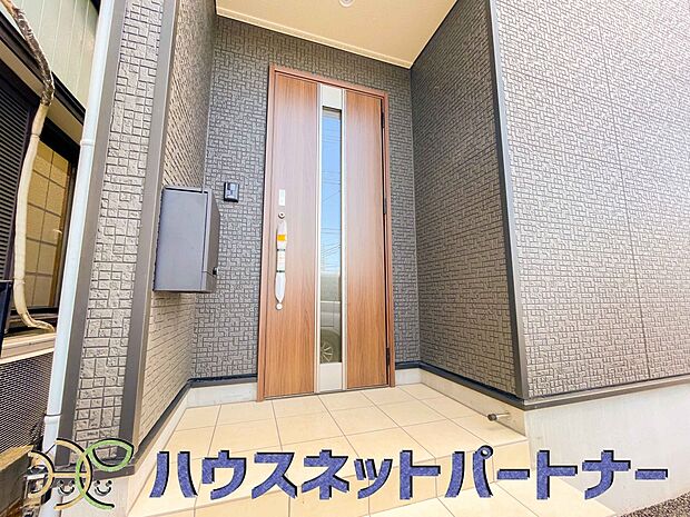 玄関の扉を開けると家族の待つお家。幸せを感じる瞬間です。